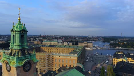 Drone-footage-of-the-kings-castle-in-Gamla-Stan,-Stockholm-Sweden