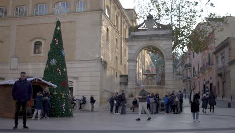 Matera,-Mercado-De-Italia-Durante-La-Navidad-Con-Gente-Caminando