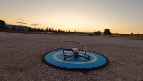 Zeitlupe---DJI-Drohne-Mavic-2-Pro-Startet-Bei-Sonnenuntergang
