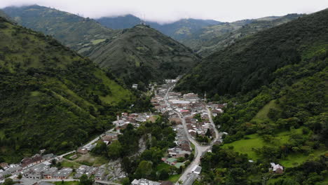 Luftaufnahme-Der-Kolumbianischen-Stadt-Mitten-In-Den-Bergen---Kolumbien