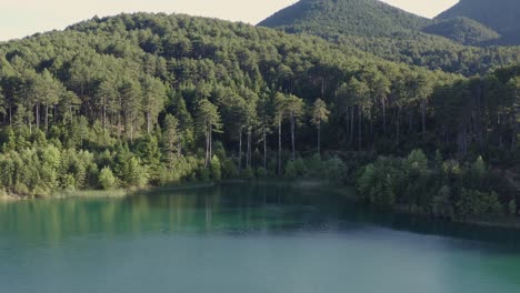 Antenne---Lake-Doxa-In-Feneos,-Griechenland