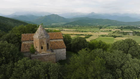 Luftaufnahme-Von-Johannes-Der-Täuferkirche-Von-Zemo-Alvani,-Die-Eine-Weite-Landschaft-Enthüllt,-Georgia