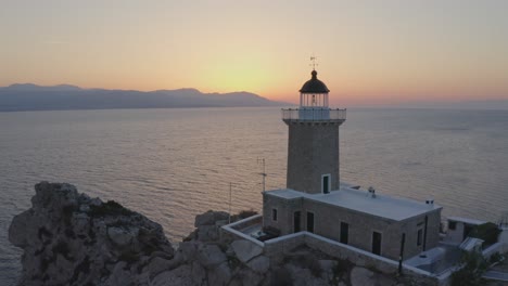 Antenne---Der-Leuchtturm-Von-Melagavi-In-Griechenland-Bei-Sonnenuntergang
