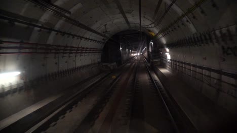 Metro,-Rieles-De-Tren-Subterráneo-Pasando-Por-El-Túnel
