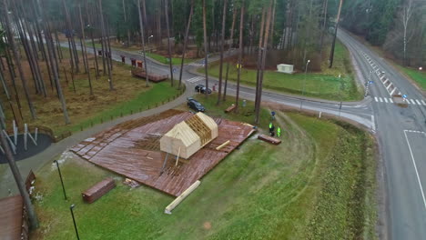 Bau-Eines-Holzhauses-Im-Wald