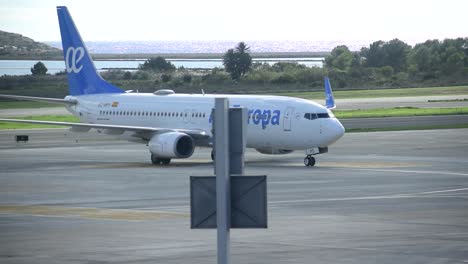 Flugzeug-Im-Begriff,-Am-Flughafen-Valencia-Zu-Fliegen-Oder-Abzufliegen