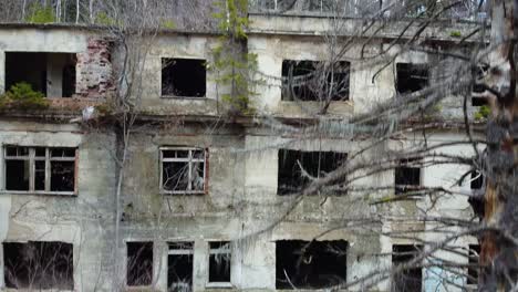 Luftaufnahme-Des-Vorderen-Gebäudes-Des-Verlassenen-Tuberkulose-Krankenhauses-In-Zagreb,-Kroatien