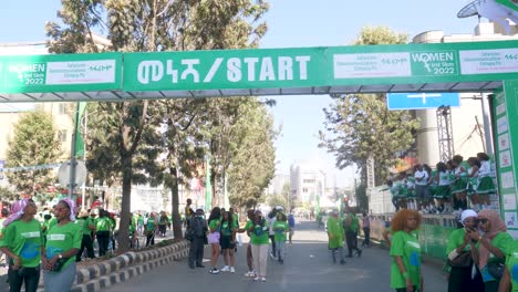Frauentag-marathon-startlinie-In-äthiopien-Addis-Abeba-Gehen-Und-Laufen-Und-Jubeln