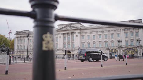 Elizabeth-II-Royal-Cypher-outside-Buckingham-Palace