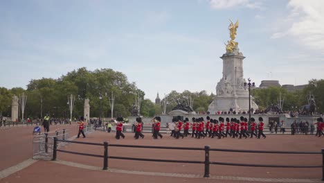 Guardia-De-La-Reina-Marchando-Fuera-Del-Palacio-De-Buckingham