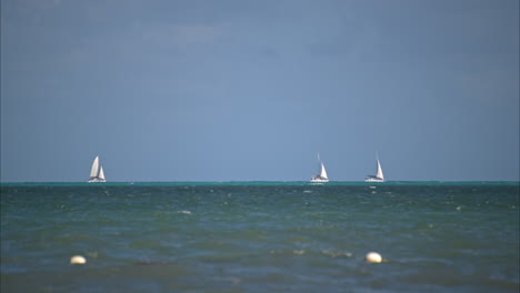 Drei-Boote-Segeln-An-Einem-Sonnigen-Sommertag-Am-Horizont-Am-Karibischen-Meer