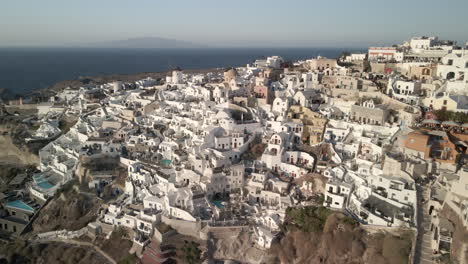 Luftaufnahme-Des-Dorfes-Oia-Auf-Santorini