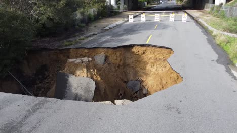 Cars-Fall-Down-large-Sink-Hole