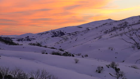 Australien-Schneebedeckte-Berge-Atemberaubender-Winter-Sonnenuntergang-Perisher-Thredbo-Blau-Orange-Langsame-Schwenkung-Von-Taylor-Brant-Film