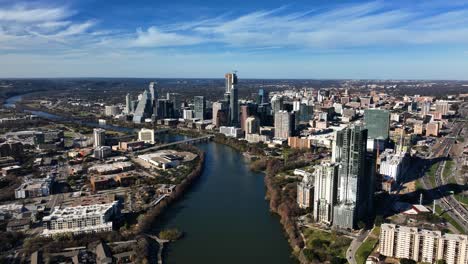 Downtown-Austin-and-the-Colorado-river,-fall-in-sunny-US---aerial,-slow,-approach