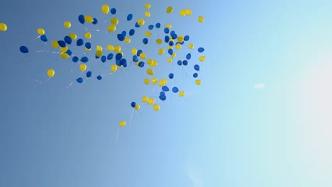 Blaue-Und-Gelbe-Luftballons-Am-Himmel