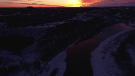 Drohnenaufnahmen-Von-Calgarys-Winterwunderland-Während-Eines-Wunderschönen-Sonnenaufgangs-Mit-Göttlichen-Strahlen
