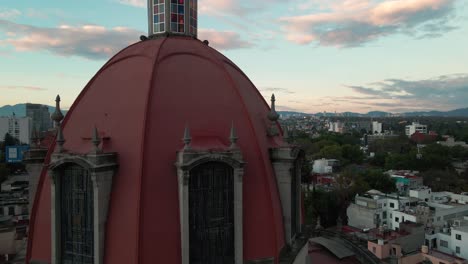 Aufschlussreiche-Luftaufnahme-Der-Innenstadt-Von-Mexiko-Stadt-Von-Der-Katholischen-Kirche-La-Sabatina-Im-Morgengrauen,-Podest-Mit-Drohnenaufnahme