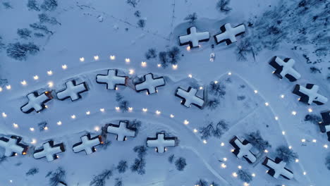 Luftaufnahme-Von-Oben-Nach-Unten-Von-Snowhotel-Kirkenes-Während-Des-Verschneiten,-Eisigen-Wintertages-In-Norwegen-In-Der-Abenddämmerung