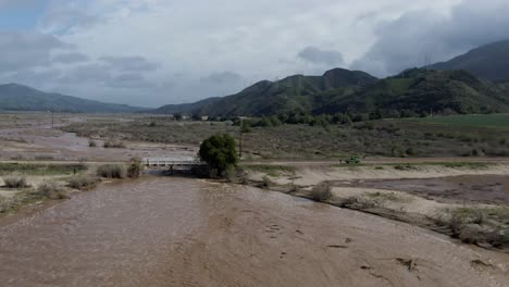 Schweres-Hochwasser-Im-Santa-Clara-River-Drückte-Durch-Eine-Kleine-Brücke