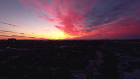Imágenes-De-Drones-De-Las-Montañas-Cubiertas-De-Nieve-De-Calgary-Durante-Un-Hermoso-Amanecer-De-Invierno