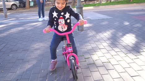 Junges-Mädchen-Lernt-Zum-Ersten-Mal-In-Zeitlupe,-Ihr-Fahrrad-Zu-Fahren