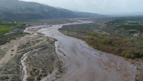 Santa-Clara-River-Nach-Heftigen-Regenfällen,-Angeschwollen-Und-überschwemmt