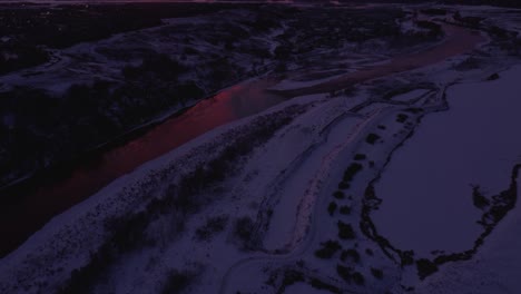 Vista-De-Un-Dron-De-Las-Montañas-Cubiertas-De-Nieve-De-Calgary-Durante-Un-Hermoso-Amanecer-De-Invierno