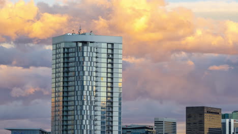 Zeitraffer-Von-Leuchtenden-Wolken,-Die-Hinter-Dem-Confluence-Apartmentkomplex-In-Denver,-Colorado,-Vorbeiziehen