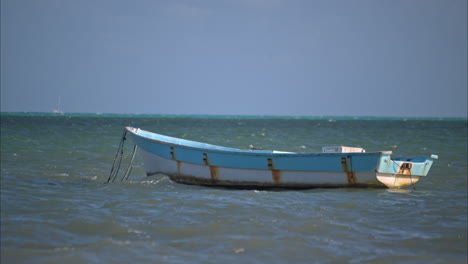 Cámara-Lenta-De-Un-Viejo-Barco-Oxidado-Flotando-En-Las-Tranquilas-Aguas-Del-Mar-Caribe-En-Cancun-Mexico