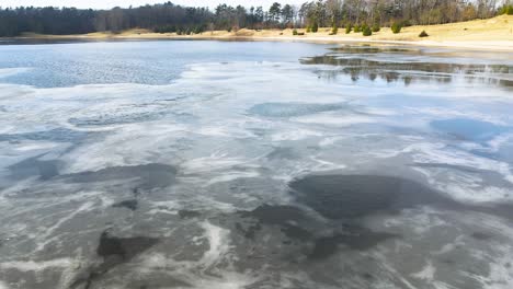 Aufsteigende-Bewegung-Von-Den-Eisigen-Oberflächen-Eines-Kleinen-Binnensees-Zum-Lake-Michigan