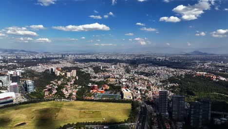 Luftaufnahme-Mit-Blick-Auf-Das-Stadtbild-Von-Santa-Fe,-Sonniger-Tag-In-Mexiko-stadt