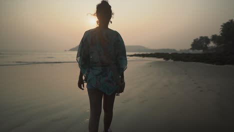Landschaftsansicht-Einer-Jungen-Frau,-Die-An-Einem-Tropischen-Sandstrand-Am-Meer-Spazieren-Geht,-In-Richtung-Sonnenuntergang