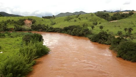 high-water-level-of-Paraopeba-river-in-Brumadinho,-Minas-Gerais,-Brazil,-surrounded-by-mountains