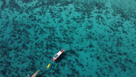 Vogelperspektive,-Boot-Mit-Sonnenkollektoren-Und-Blauem-Tropischem-Meerwasser-Auf-Der-Insel-Komodo,-Indonesien