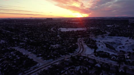 Luftaufnahmen-Von-Calgarys-Gemeinde-Während-Eines-Wunderschönen-Wintersonnenaufgangs-Mit-Immobilien