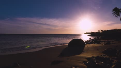 Schöner-Strand-Von-Maui-Im-Zeitraffer-Bei-Sonnenuntergang