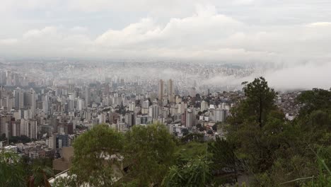 Nubes-Moviéndose-Sobre-La-Ciudad-De-Belo-Horizonte,-En-Minas-Gerais,-Brasil