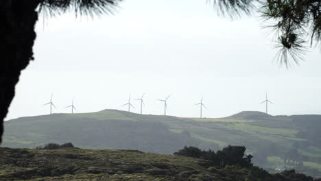 Giant-powerful-wind-turbines-spinning-in-Bluff,-New-Zealand