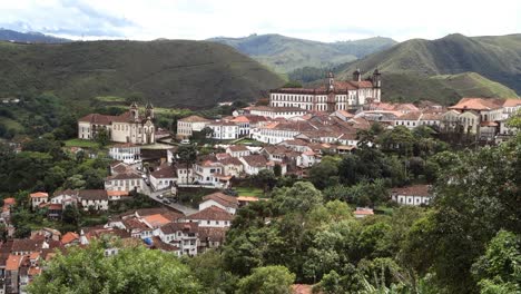Vista-Panorámica-De-Ouro-Preto,-Antigua-Ciudad-Minera-Colonial-En-El-Estado-De-Minas-Gerais,-Brasil