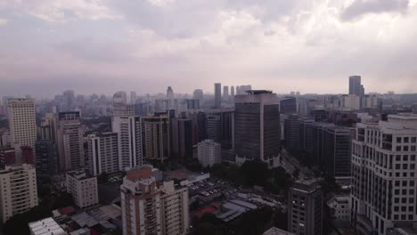 Drone-Vuela-Hacia-Un-Paisaje-Nublado-De-La-Ciudad-Con-Muchos-Edificios-En-São-Paulo,-Brasil