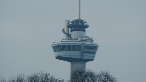 Blick-Auf-Den-Euromast-In-Rotterdam-Mit-Menschen,-Die-Auf-Der-Aussichtsplattform-Herumlaufen