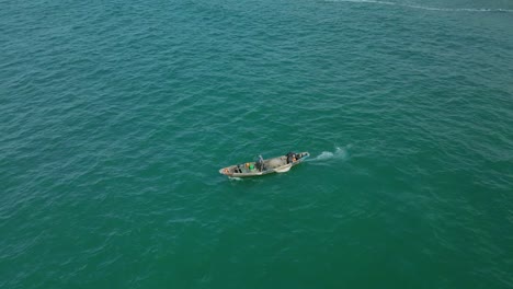 Victoria-Island-Lagos,-Nigeria---20.-November-2022:-Drohnenansicht-Eines-Fischers-Auf-Einem-Fischerboot-An-Der-Küste-Von-Lagos