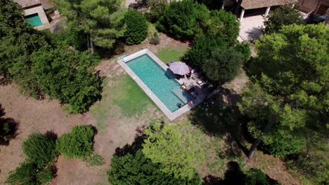 Luftaufnahme-Einer-Luxusvilla-Mit-Schönem-Pool-In-Natürlichen-Höhen-Mit-üppigen-Grünen-Bäumen-Im-Sonnenlicht