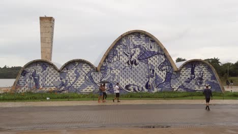 Außenansicht-Der-Kirche-Des-Heiligen-Franziskus-Von-Assis,-Von-Oscar-Niemeyer,-Auch-Bekannt-Als-Pampulha-Kirche