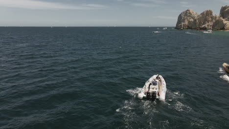 Beiboot-Touristenboot-Trotzt-Den-Wellen-In-Cabo-San-Lucas-Resort-City-Antenne