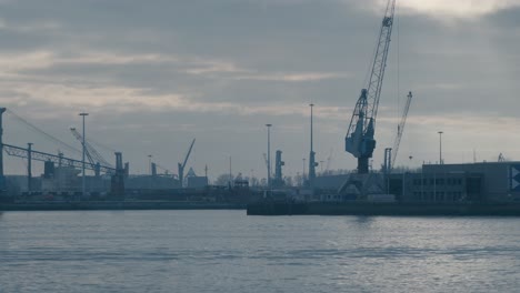 Schuss-Vom-Segelboot-In-Der-Nähe-Des-Großen-Hafens-Von-Rotterdam-Am-Blauen-Meer,-Niederlande