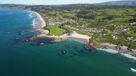 Epischer-4k-drohnenblick-Auf-Die-Küste-Von-Brighton-In-Neuseeland-An-Einem-Sonnigen-Tag