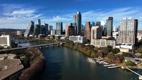 Fall-foliage-in-sunny-downtown-Austin-city,-United-states-of-America---Aerial-view