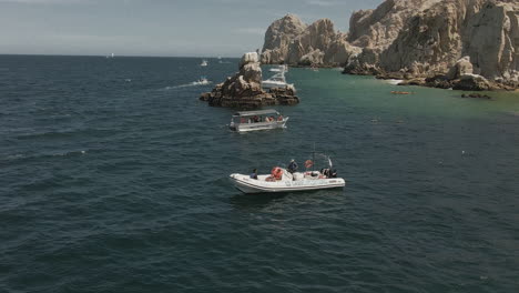 Reiseleiter-Informiert-Touristen-über-Die-Wunder-Der-Insel-Cabo-San-Lucas